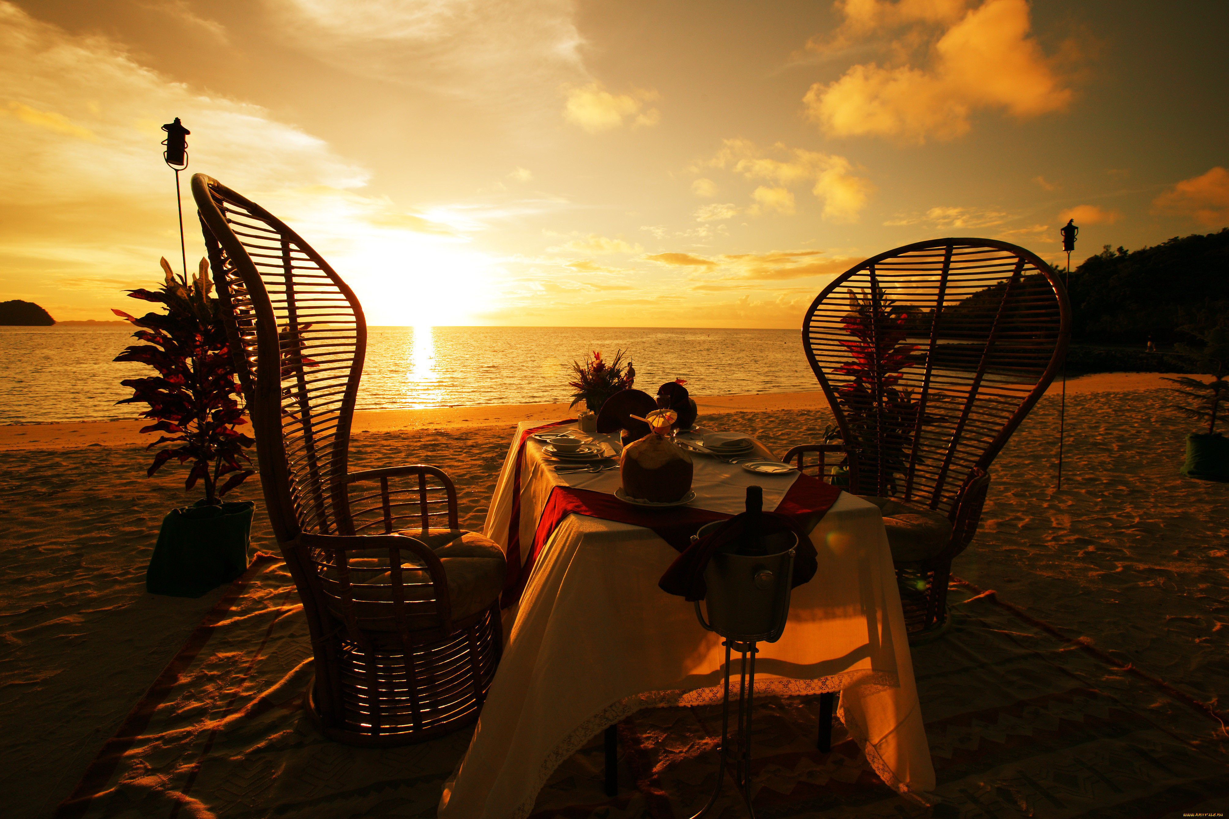 Здесь ждет вас ужин и ночлег. Вечер на море. Вечер на берегу моря. Ужин на закате. Столик с красивым видом.